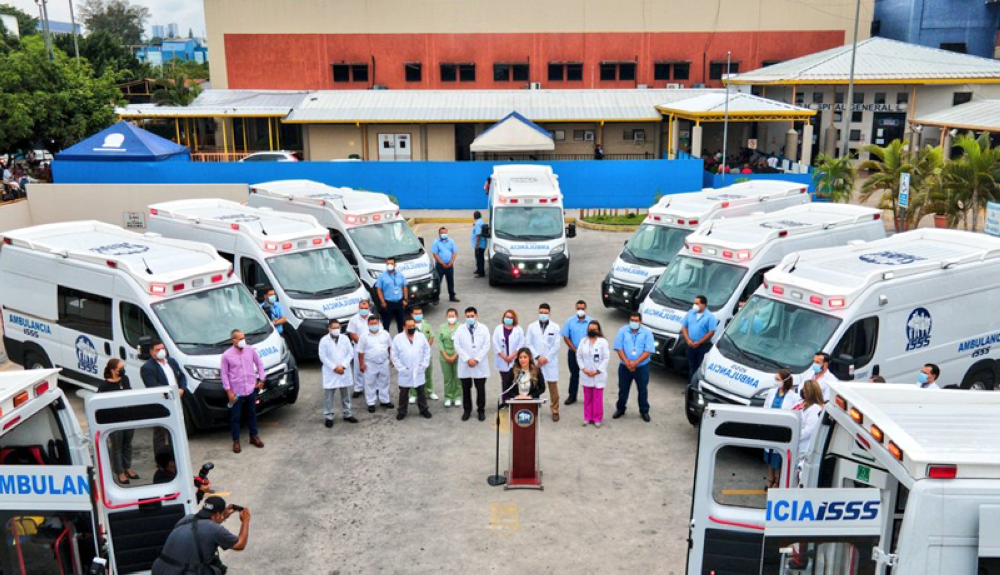 ISSS equipa sus unidades médicas con 20 ambulancias UCI valoradas en 2