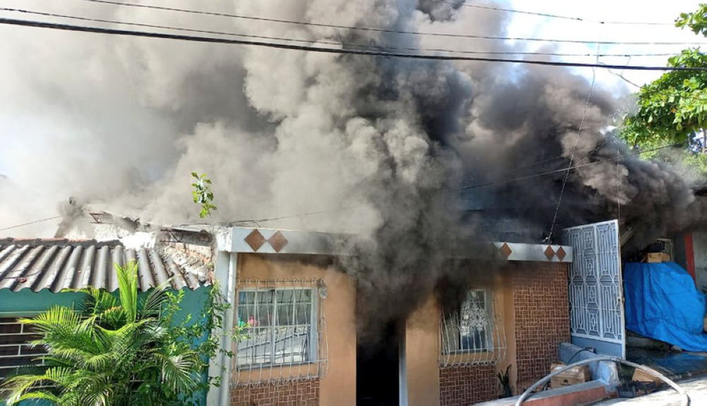 Incendio Destruye Casa Donde Funcionaba Taller De Velas En San Jacinto