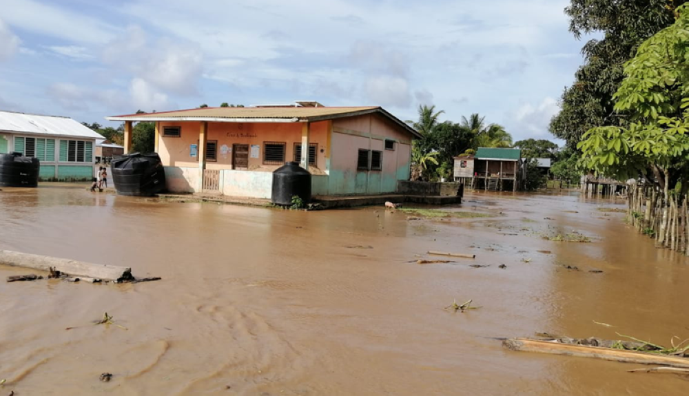 Más de 12 000 personas evacuadas por lluvias que desbordaron ríos en