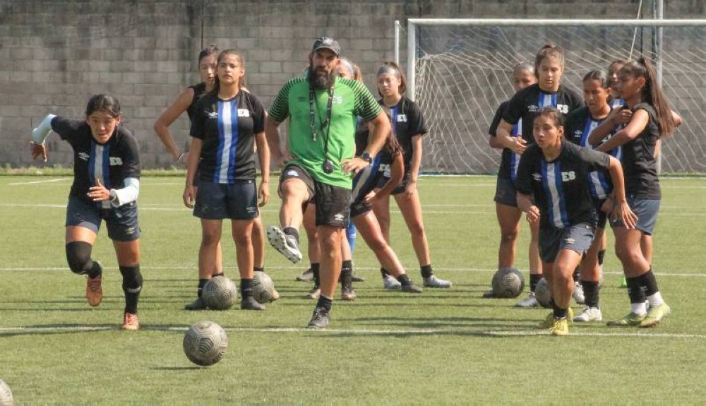 Selecta femenina sub 20 inicia el sueño mundialista en República