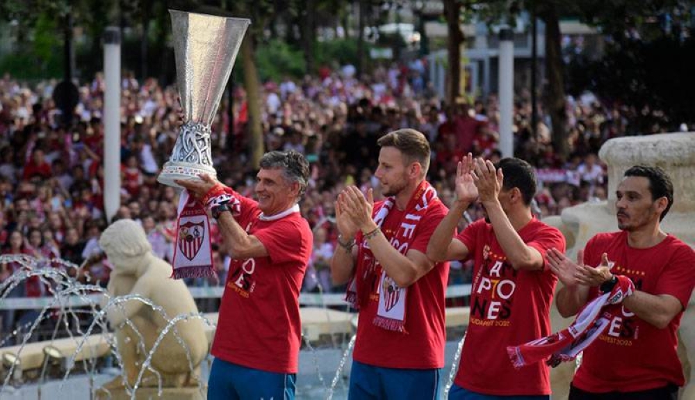 El Sevilla Celebra La Renovaci N De Mendilibar En La Fiesta De La