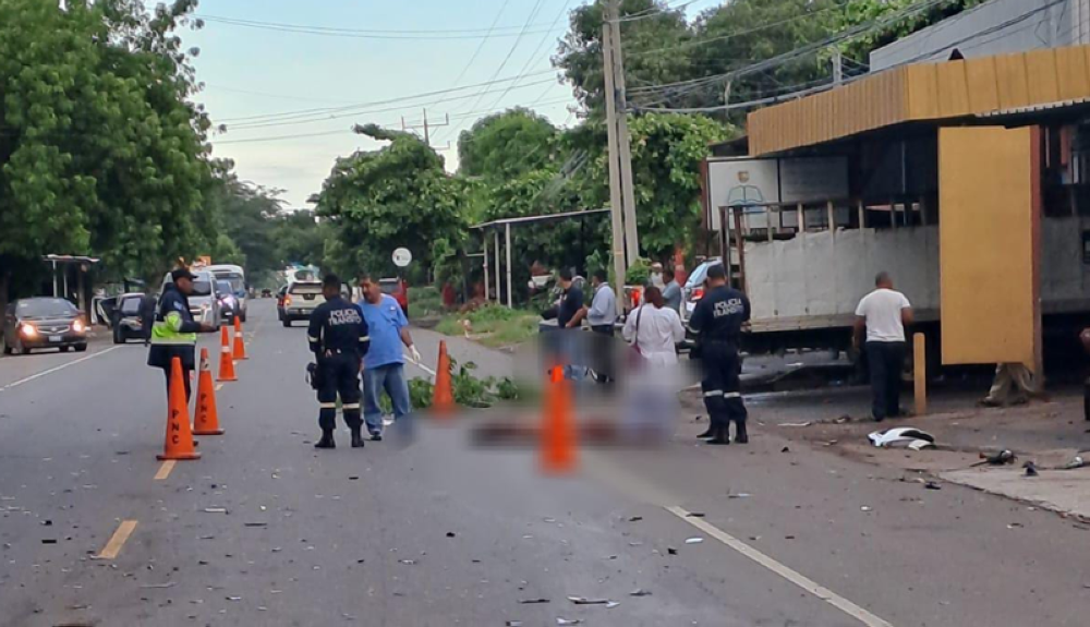 Tres personas a bordo de una motocicleta se accidentan en Usulután y