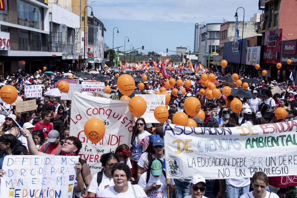 Miles De Personas Protestan En Costa Rica En Defensa De La Educaci N