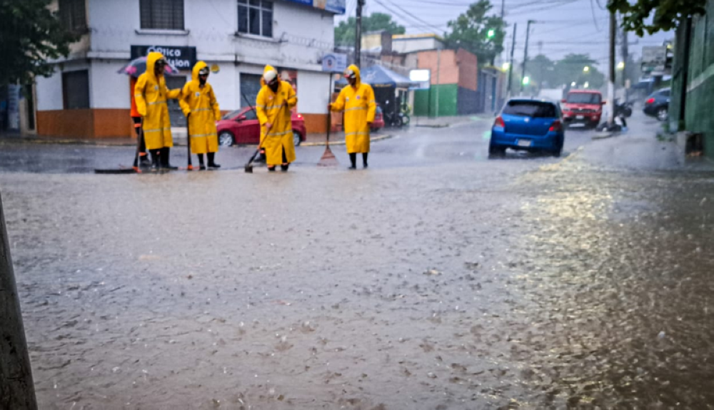 Lluvias generan cárcava y calles anegadas en San Salvador mientras en