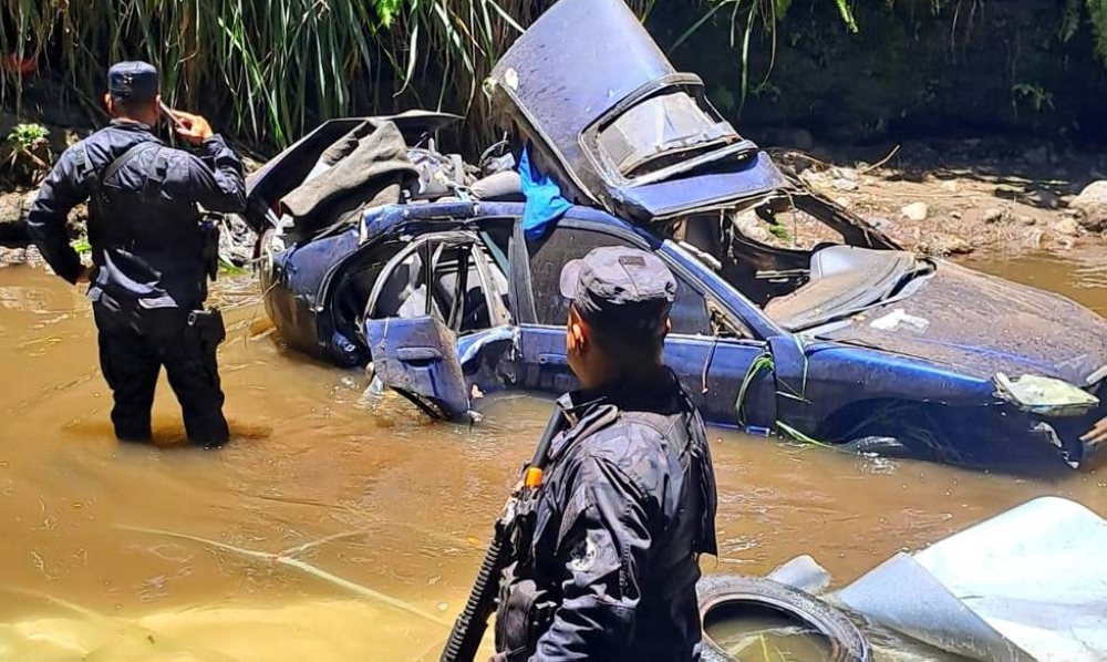 Mujer muere tras chocar su carro contra un poste y caer a un río en