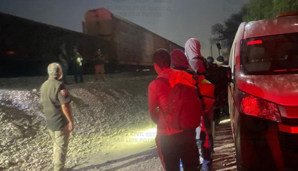 Detienen a migrantes salvadoreños que viajaban en el vagón de un tren