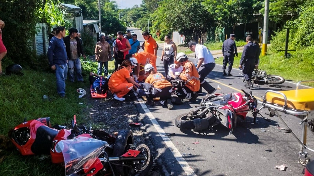 Tres motociclistas lesionados en múltiple accidente vial en Panchimalco