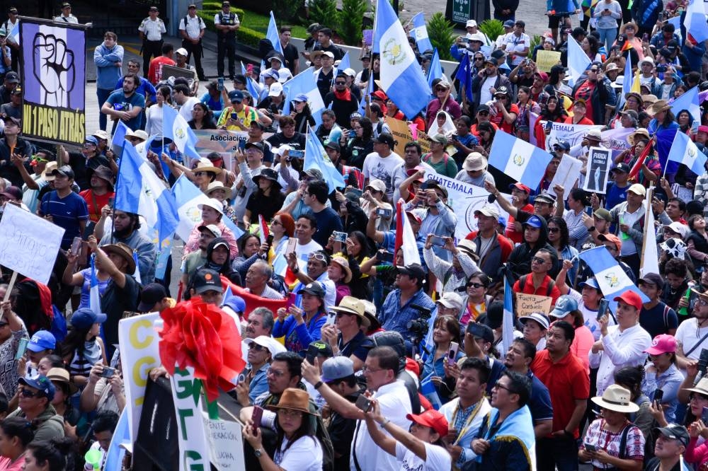 Líderes indígenas y la Policía de Guatemala se reúnen a medida que