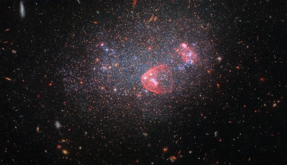 Hubble Capta Una Galaxia Similar A Una Brillante Bola De Nieve Para