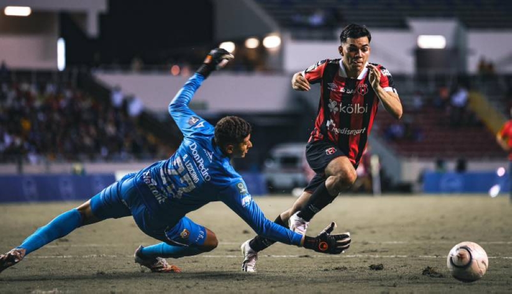 Leo Machito Menj Var Fue Titular En Juego Amistoso Del Alajuelense