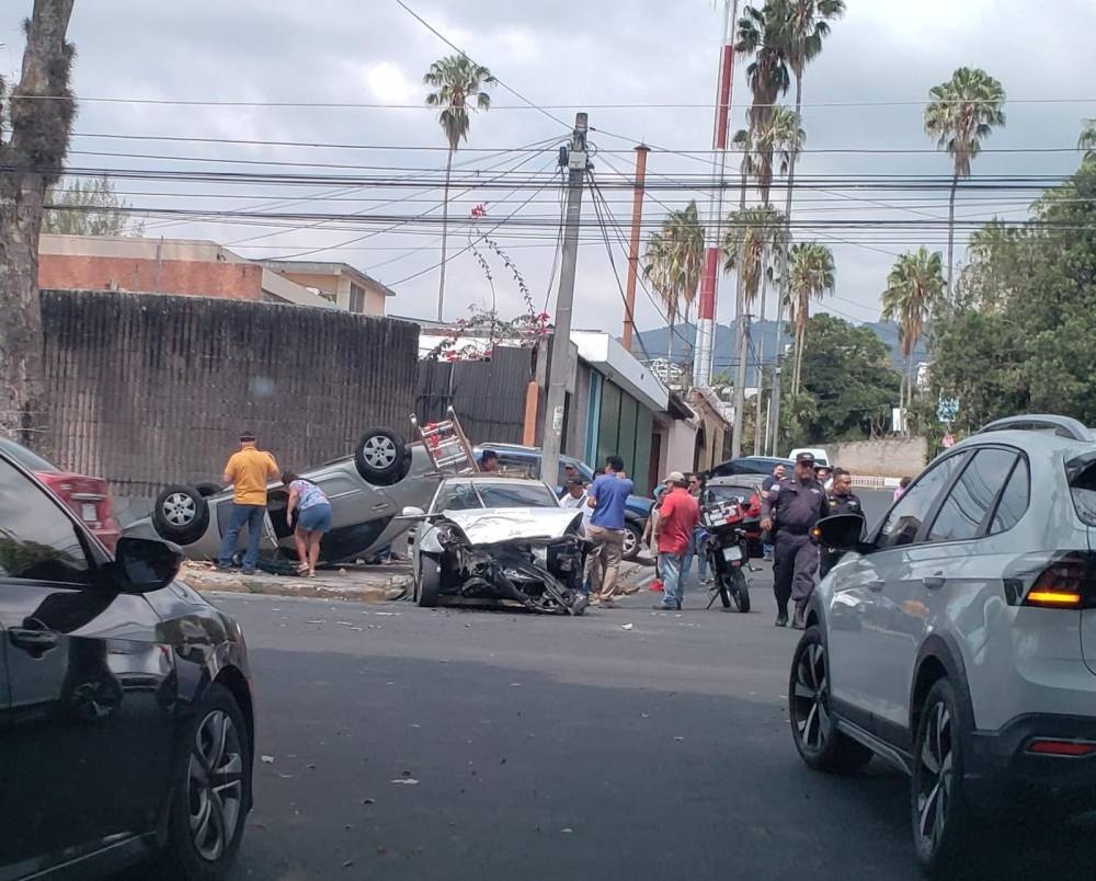 Aparatoso accidente deja un lesionado en colonia Escalón Diario El Mundo