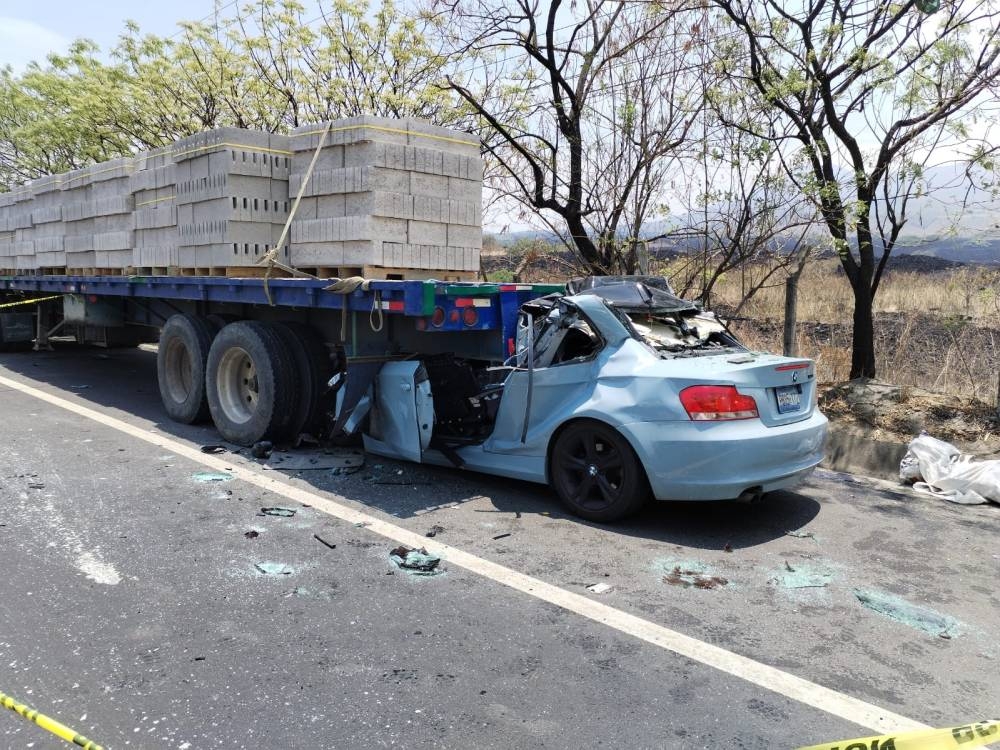 Un hombre murió al chocar su vehículo contra una rastra en San Juan