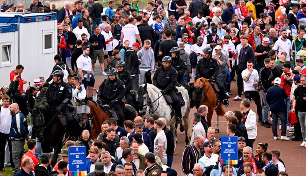 Enfrentamiento Entre Aficionados Ingleses Y Serbios Previo Al Duelo De