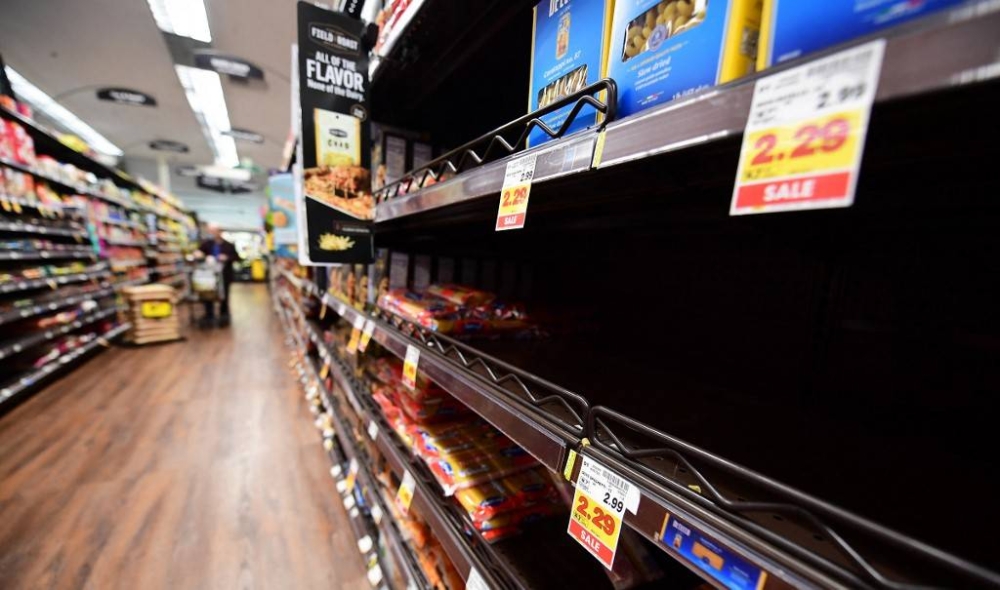 Algunos productos escasean en las góndolas como el caso de este supermercado Monterey Park, Caliornia.. La situuación, -es agravada por la. (Photo by Frederic J. BROWN / AFP)