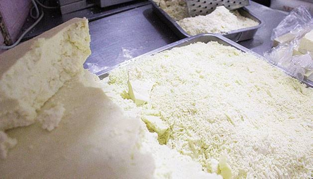 Los  comerciantes advierten que el queso seguirá subiendo de precio. / G. Aquino
