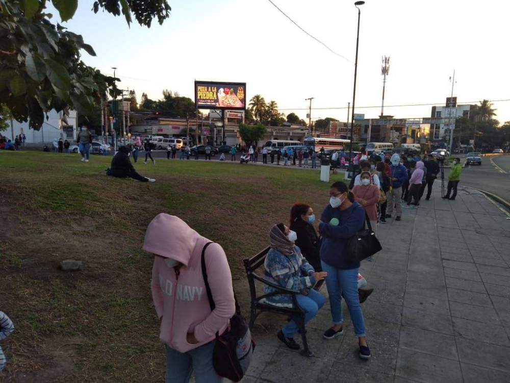 La fila de personas, a plenas 6:00 de la mañana, ya rodeaba la plaza Salvador del Mundo. / Francisco Valle 