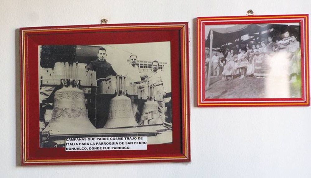 Fotografías de las campanas que el padre Cosme trajo al país para la parroquia. /G.A.