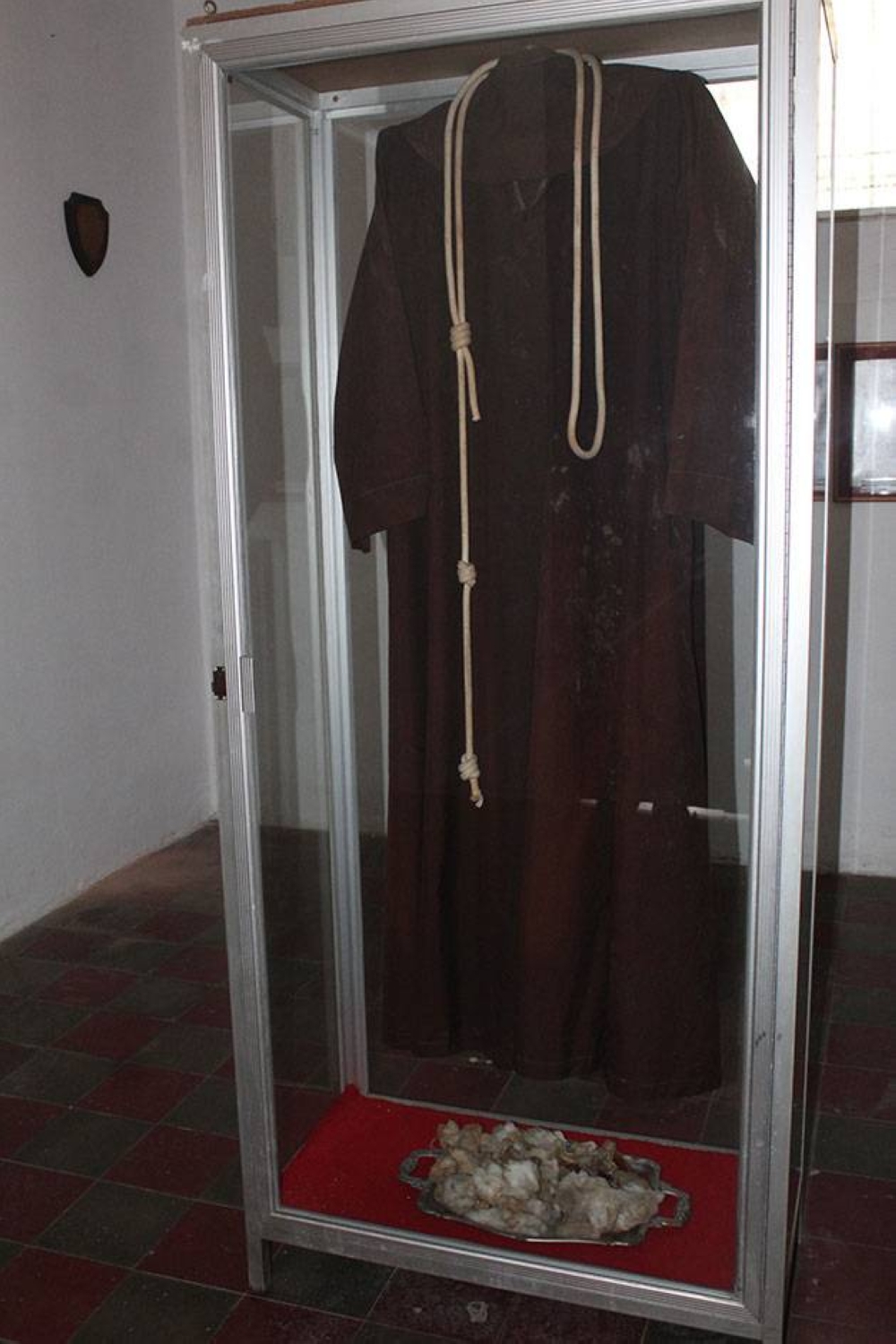 En el museo que San Juan Nonualco le dedica a Spessotto guardan sus reliquias: la ropa con la que fue asesinado y el algodón con que limpiaron su sangre. / Gabriel Aquino