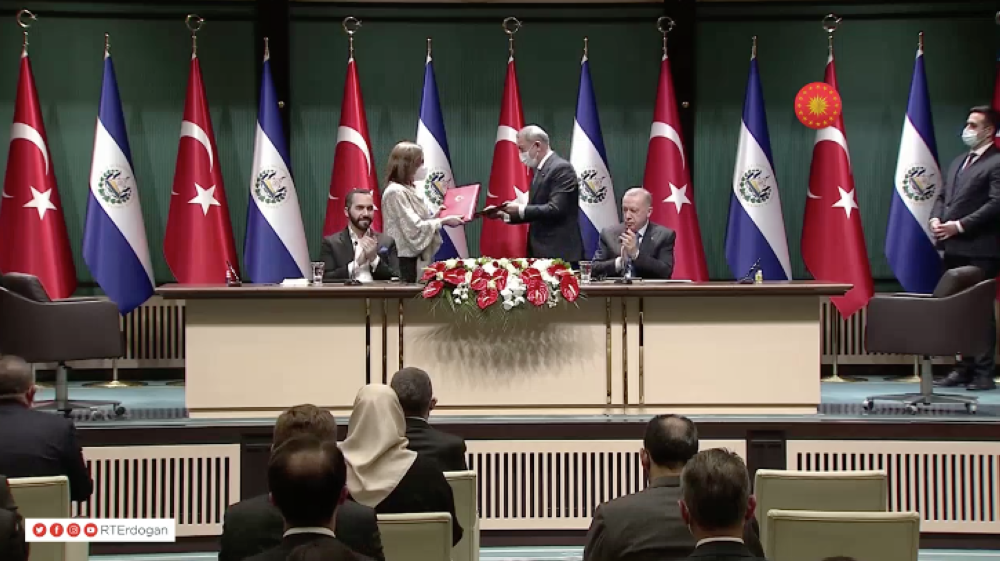 Los cancilleres de ambos países intercambian acuerdos firmados. Imagen captada de FB Recep Tayyip Erdoğan.