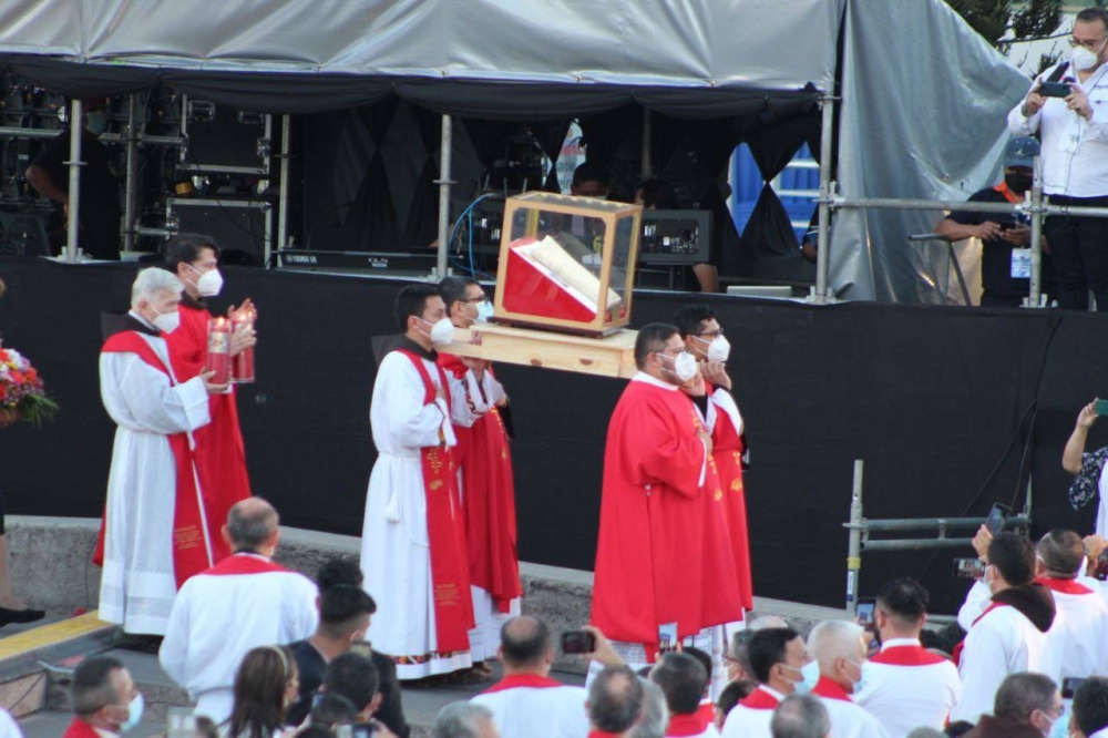La reliquia de fray Cosme Spessotto ingresó a la plaza Divino Salvador del Mundo, tras la proclamación. / Óscar Machón. 