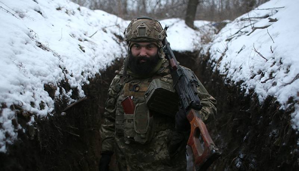 Soldado ucraniano recorre una de las trincheras cavadas en la línea fronteriza en Zolote para evitar una eventual incursión rusa. AFP