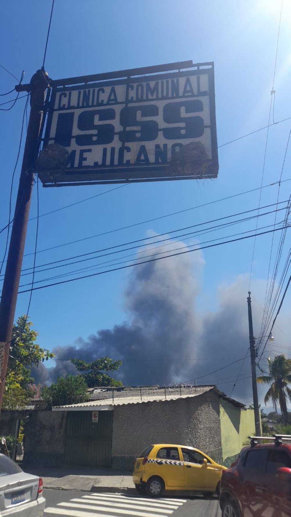 Desde Mejicanos también es visible el humo del siniestro. / Gabriel Aquino. 