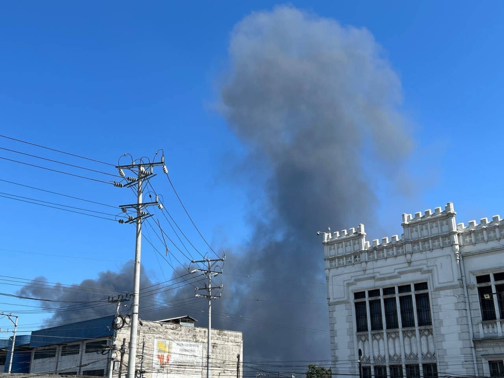 Vista del humo del incendio desde el centro de San Salvador./ Á. Cruz. 