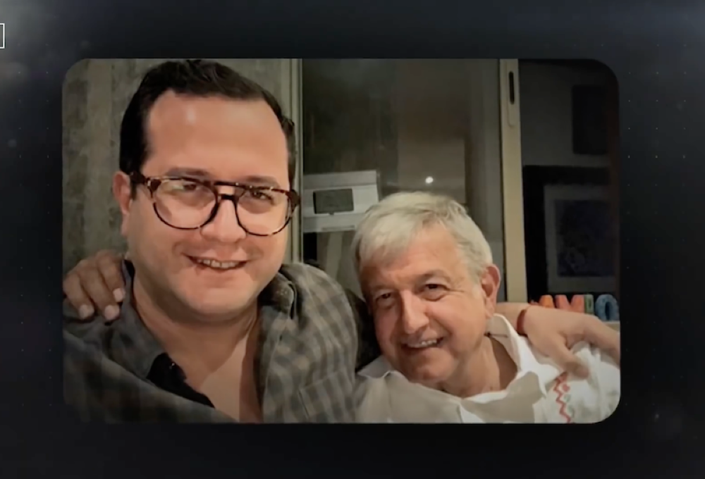 López Obrador junto a su hijo.