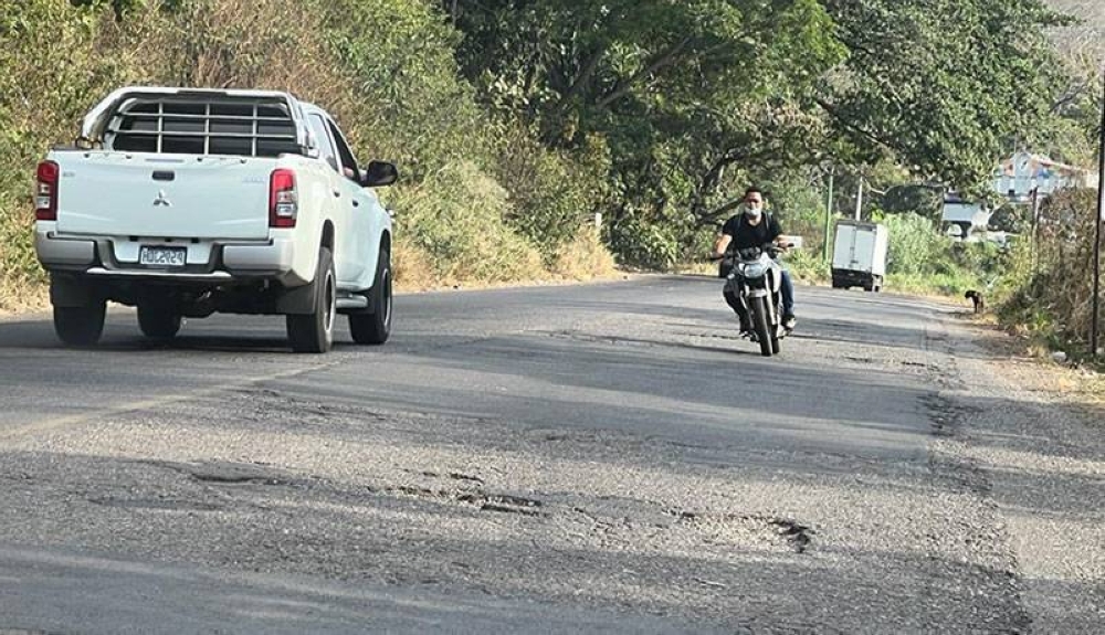 Según el testimonio de testigos, varios motociclistas han sufrido accidentes en los baches. / F.V.