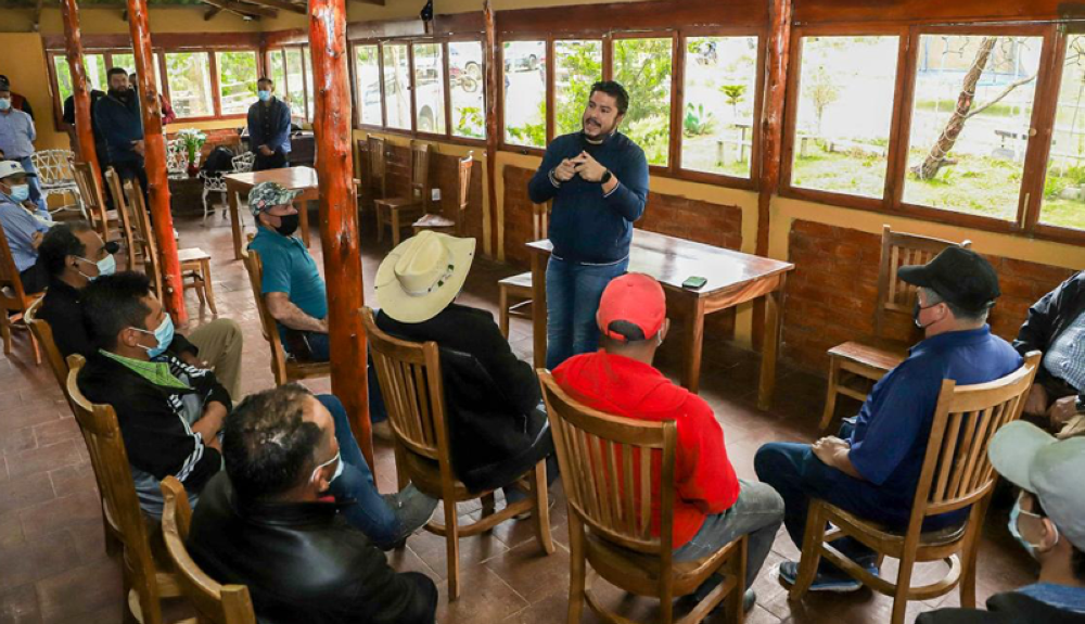 David Martínez, ministro de Agricultura, conversa con horticultores de Chalatenango beneficiarios de RECETO. Cortesía MAG