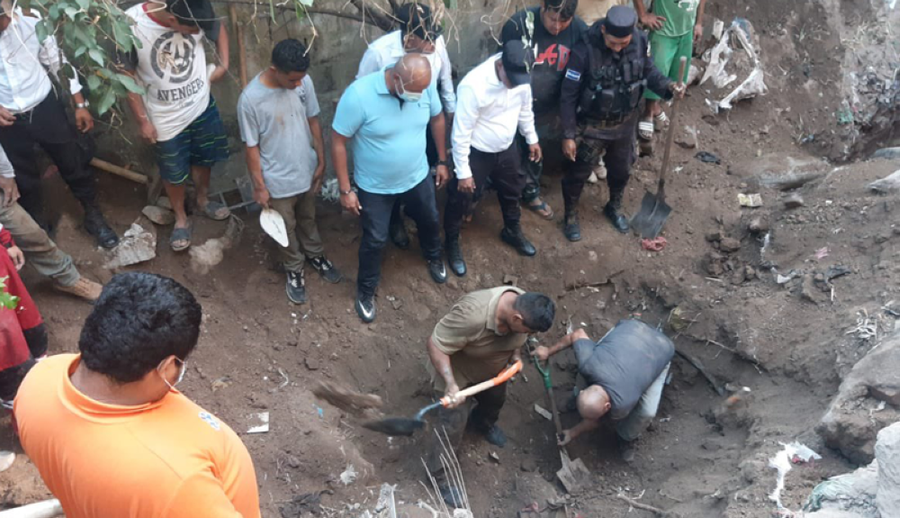 Voluntarios y policías trabaron en la recuperación del cuerpo de Omar Aquino, el trabajador soterrado en Mejicanos. Foto PC