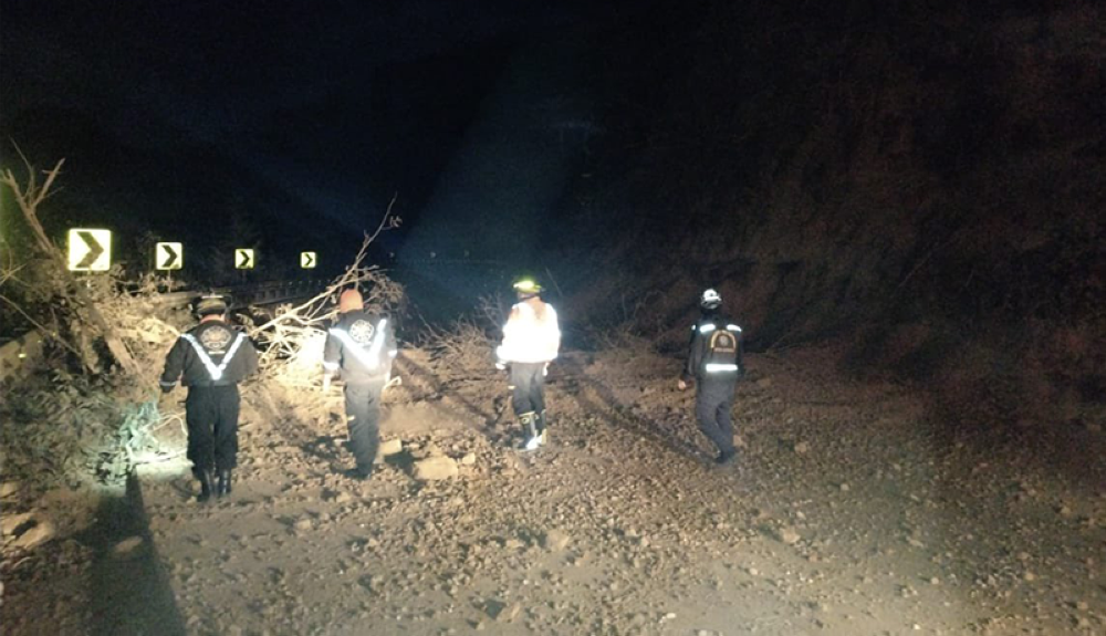 Carretera entre Ciudad de Guatemala y Antigua se encuentra bloqueda por derrumbes. Bomberos Voluntarios