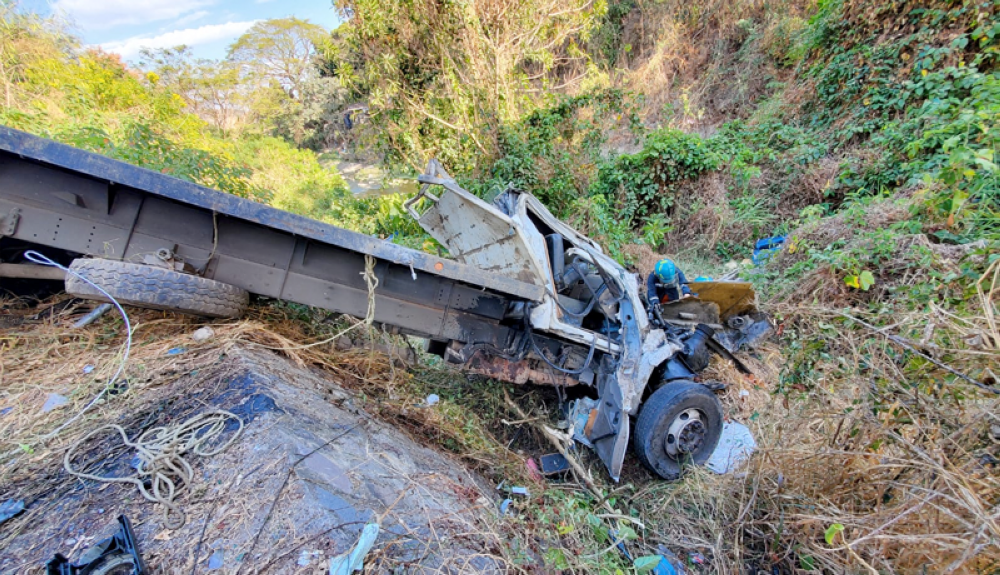El camión terminó completamente destruido y su conductor gravemente herido en San Vicente