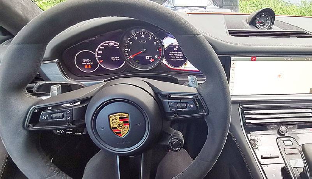 Los interiores de los modelos de Porsche son modernos, con pantallas táctiles, freno de mano eléctrico y finos diseños en sus asientos y carrocería. / DEM