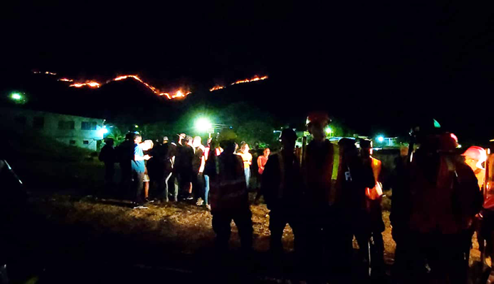 Brigadistas y voluntarios se organizan para apoyar las labores de liquidación del incendio en Nejapa. Cortesía Fuerza Armada