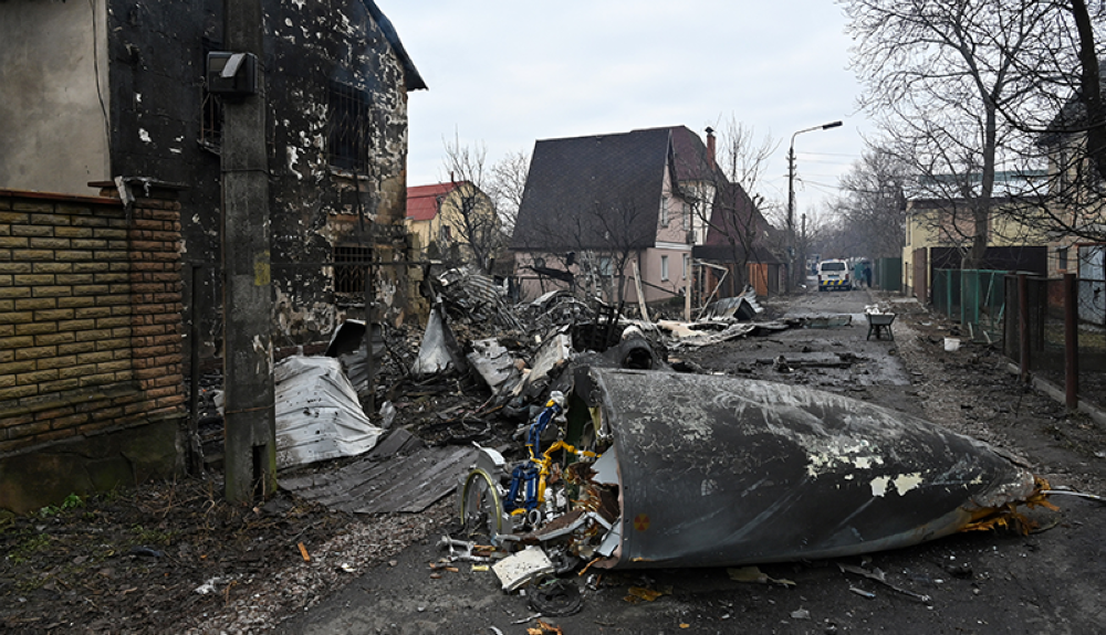 Los restos de un avión no identificado que se estrelló contra una casa privada en una zona residencial de Kiev. AFP