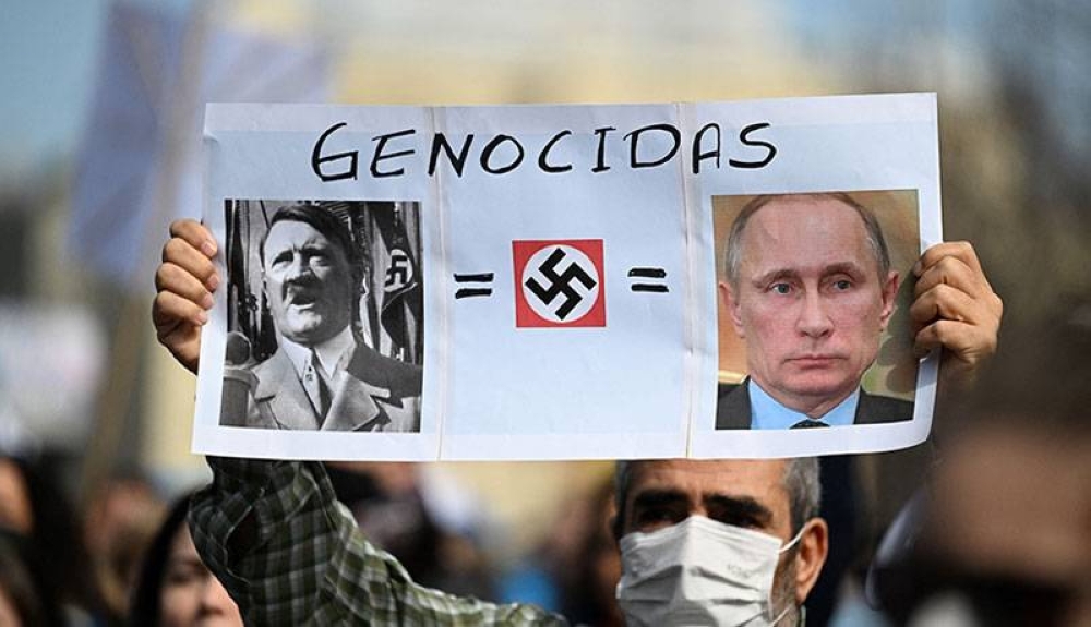 Manifestantes españoles comparan a Putin con Hitler. /AFP