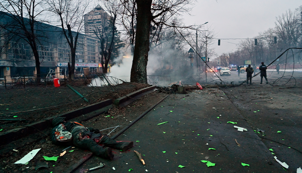 Transeúntes fallecidos en la acera tras el bombardeo a la torre de televisión en Ucrania. /AFP.