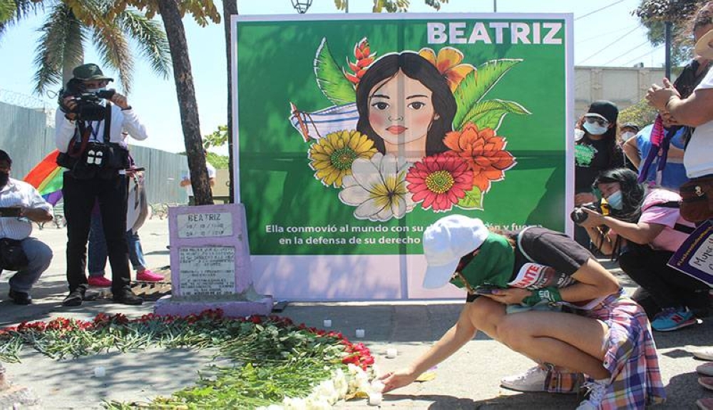 Realizaron un acto en el memorial a Beatriz y exigieron legalización del aborto.