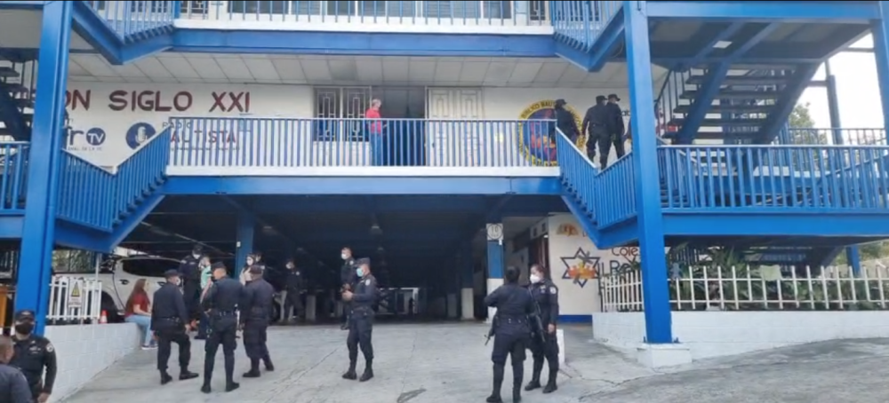 La PNC llegó al colegio, pero no se ha confirmado si fue detenido. / Cortesía. 