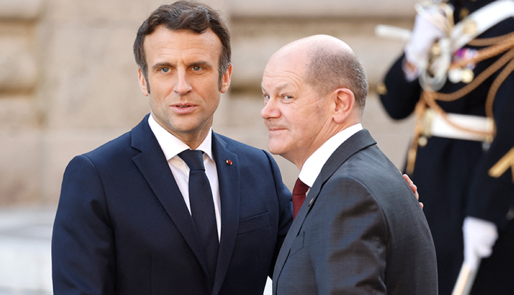 El presidente de Francia, Emmanuel Macron, saluda al canciller de Alemania, Olaf Scholz, en el Palacio de Versalles, cerca de París antes de la cumbre de líderes de la UE para discutir las consecuencias de la invasión de Rusia en Ucrania.AFP