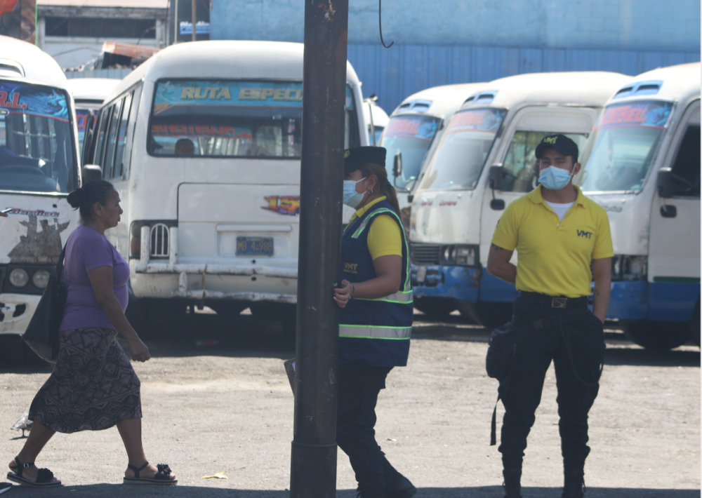 Elementos del VMT orientaban a los usuarios de las rutas 42 y 152, algunos usuarios se mostraron preocupados por la incertidumbre del recorrido de los buses. /Francisco Valle