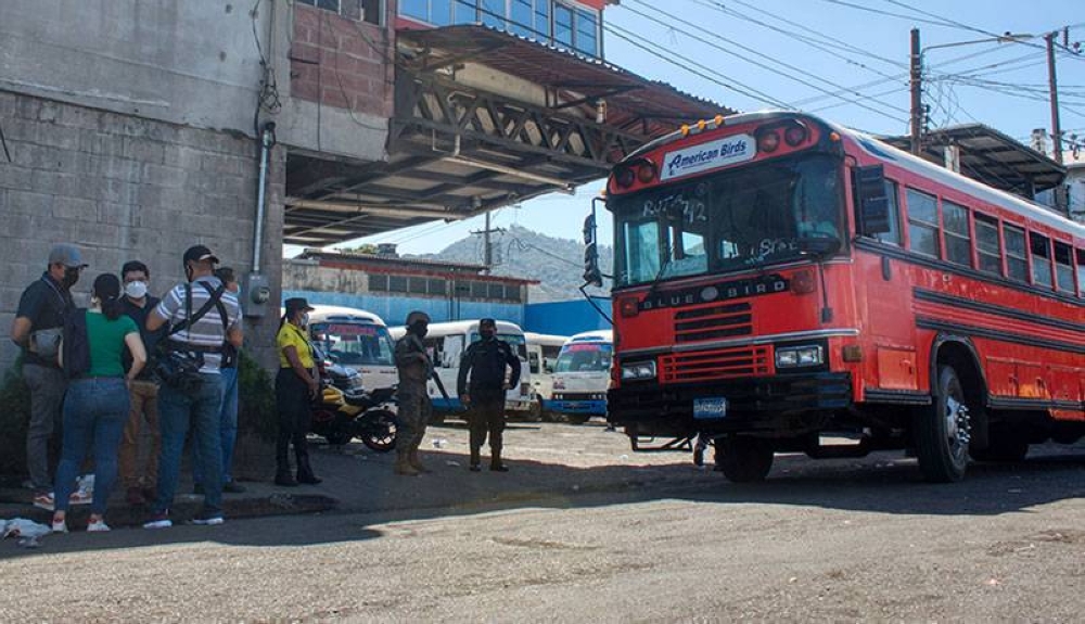 La PNC contabilizaba hasta anoche unos 300 transportistas multados y cinco capturados por aumentos al pasaje. /Francisco Valle