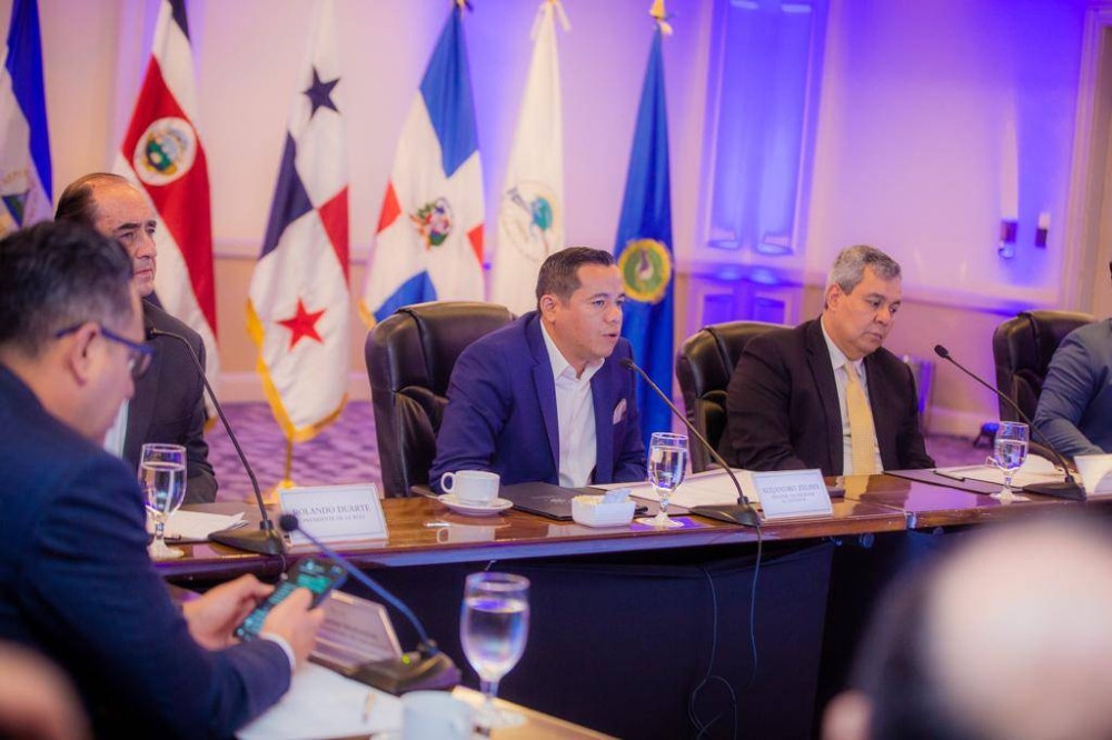 Conferencia de prensa por parte del ministro de Hacienda, Alejandro Zelaya, junto al presidente del BCIE, Dante Mossi. /Hacienda