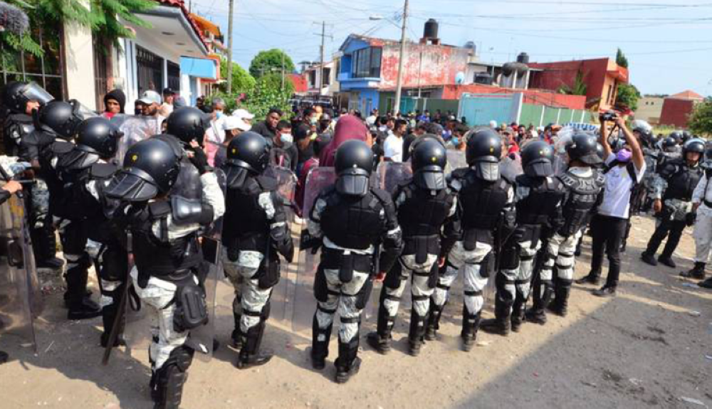 Agentes de la Guardia Nacional contienen a migrantes tas irrupción violenta en la oficina migratoria en Tapachula, Chiapas. Cortesía de Diario del Sur