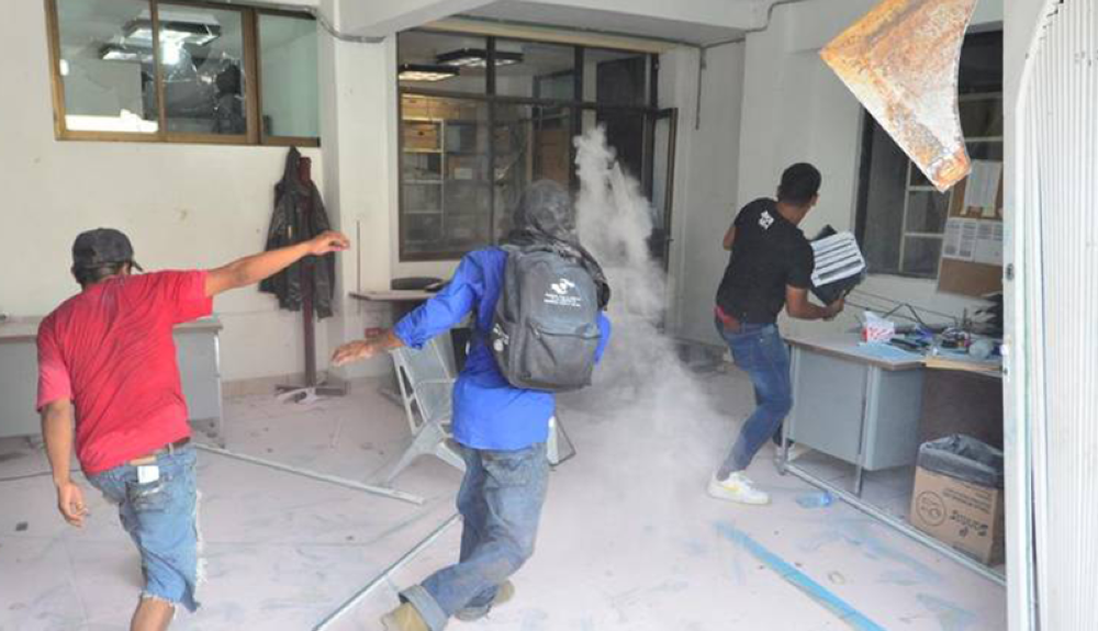 Los migrantes vandalizaron la oficina de migración mexicana en Chiapas, luego de enterarse de agresiones contra un migrante.Cortesía Diario del Sur