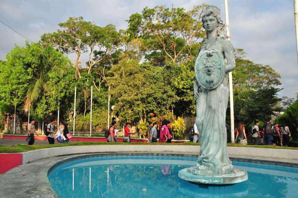 La plaza Minerva de la Universidad de El Salvador. 