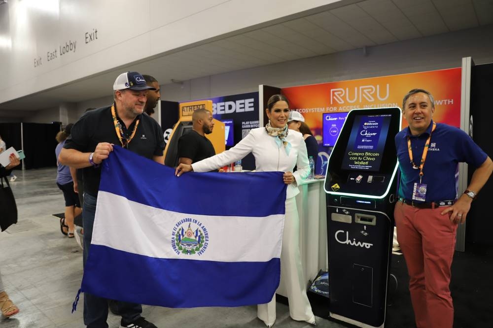Milena Mayorga, embajadora de El Salvador en Estados Unidos, también participó en la conferencia. Se instalaron cajeros de la Chivo Wallet. /Cortesía