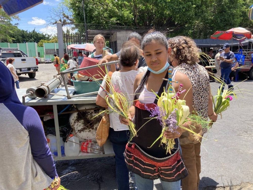 El comercio es parte de las celebraciones en Semana Santa en las afueras de la iglesia Don Rúa. /Yolanda Magaña