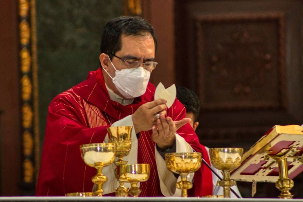 Monseñor Escobar Alas durante la misa del Domingo de Ramos. El líder religioso pidió que sea un 